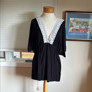 🔑💎🔑3 for$25  Karen Kane Black and White Lace V-neck